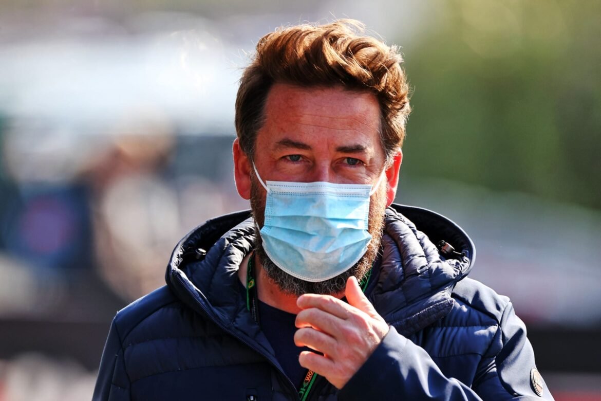 Wolff confirma discussão sobre o futuro de integrante da Mercedes em meio a especulações com a Red Bull.