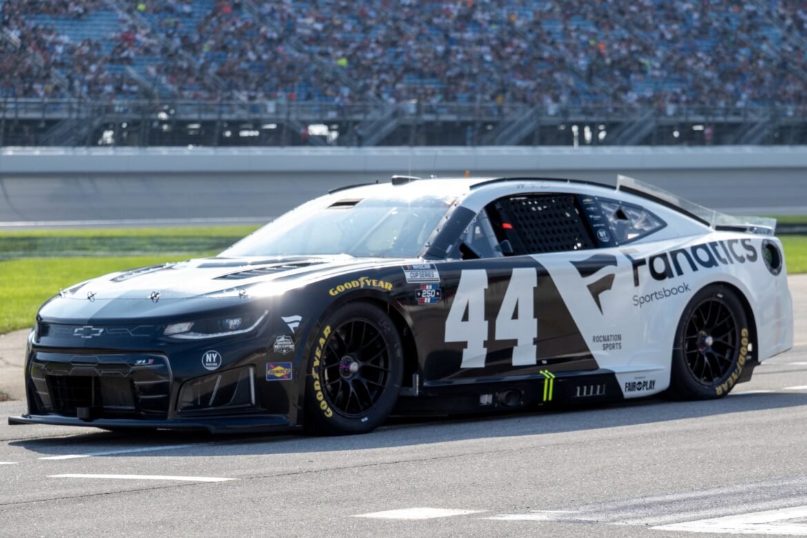 41 carros da Copa NASCAR na lista de inscritos de Daytona, com cinco equipes abertas.
