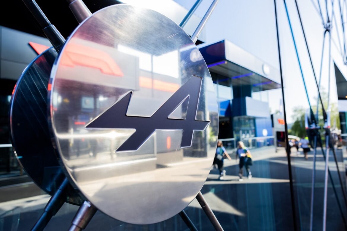 Alpine recebe nova avaliação bilionária enquanto Renault discute o futuro da equipe.