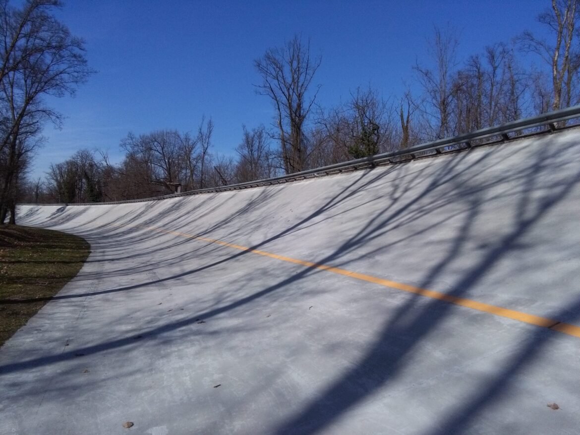 Curva inclinada de Monza permanece intacta e evoca a época mais arriscada da Fórmula 1.