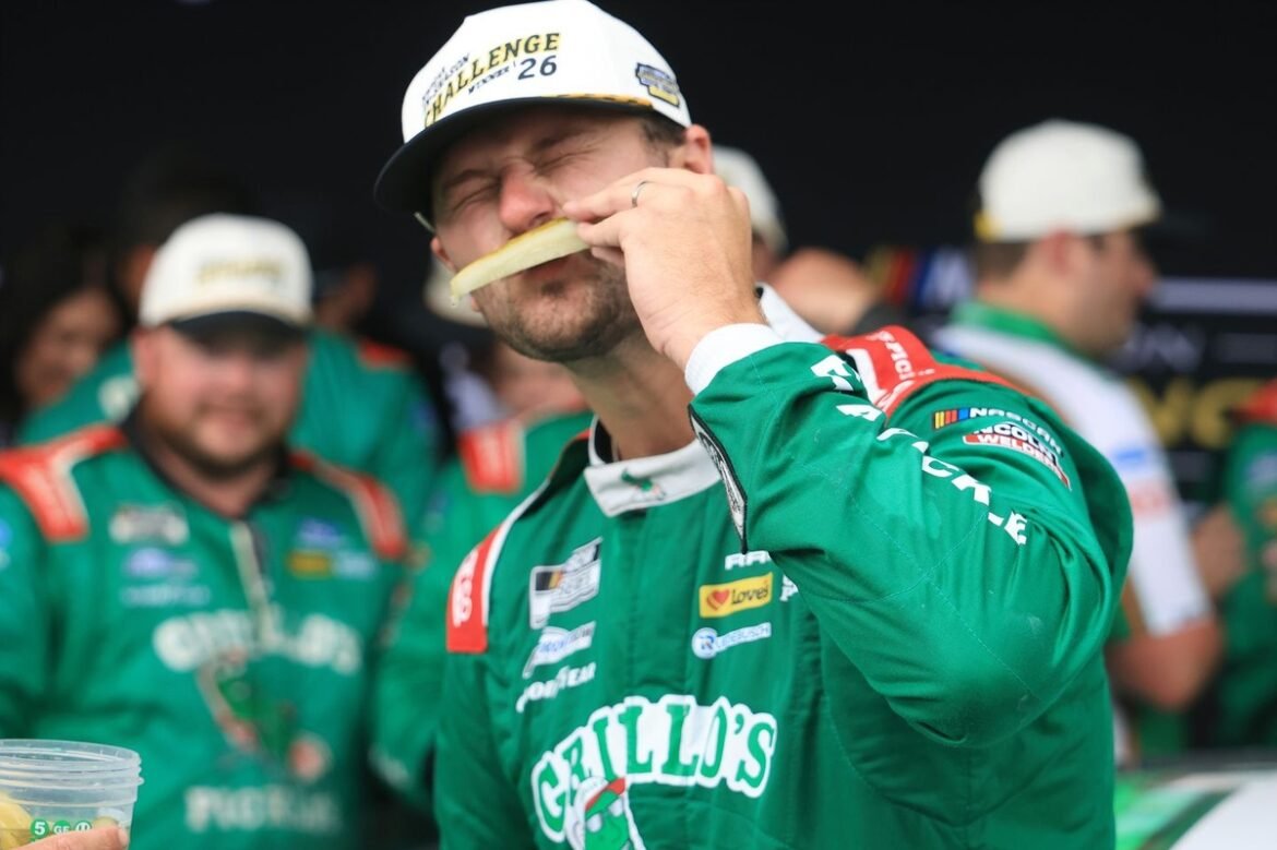 Dale Earnhardt Jr. deseja que mais pilotos apresentem podcasts.