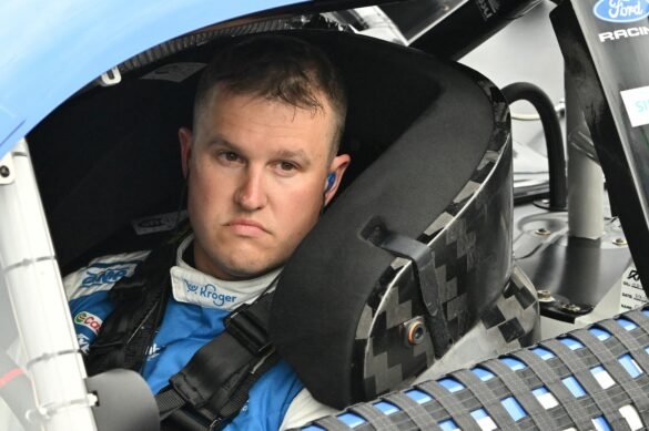 Dois chefes de equipe de carros são expulsos após falhas na inspeção da Copa NASCAR em Iowa.
