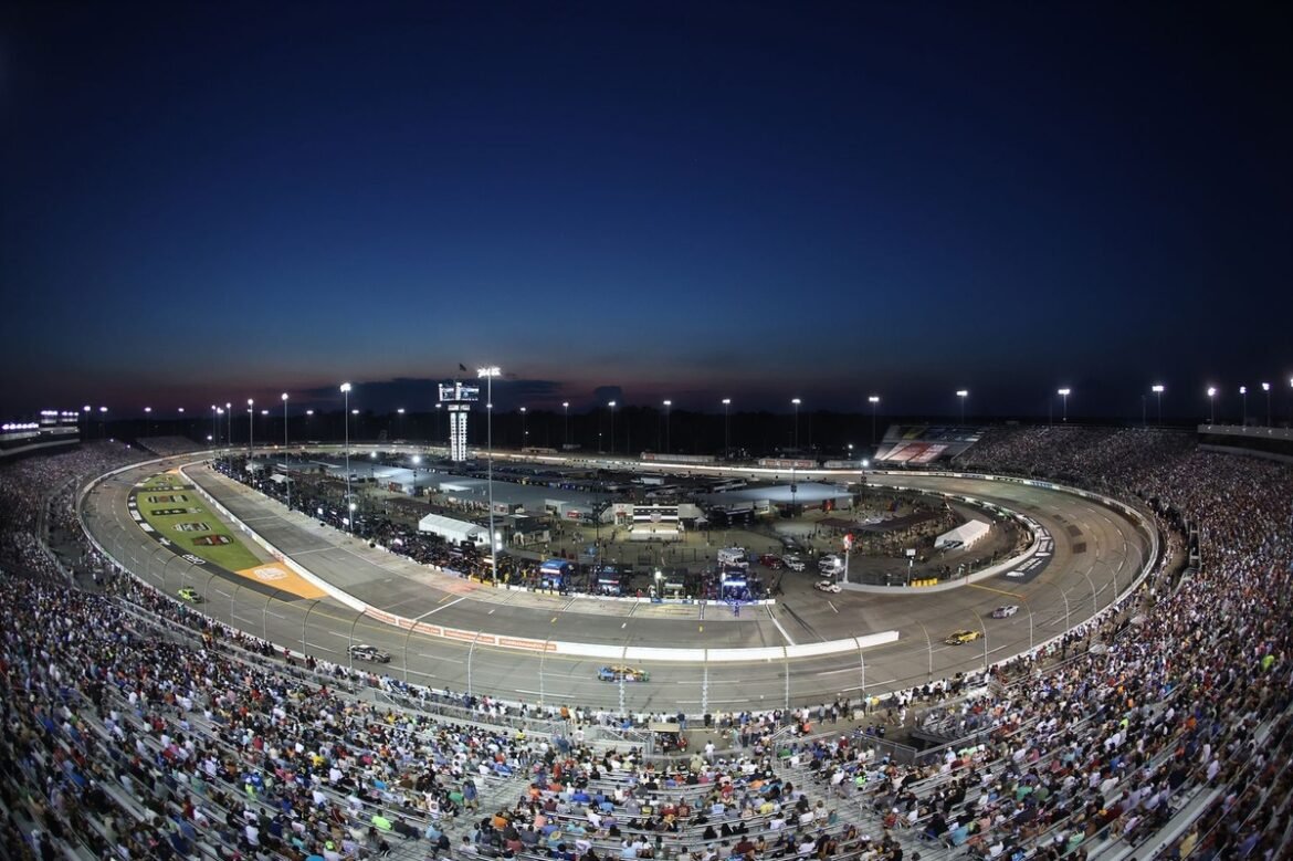 Em português brasileiro, o título poderia ser reescrito como: "Richmond será incluída no calendário da NASCAR Cup de 2027."