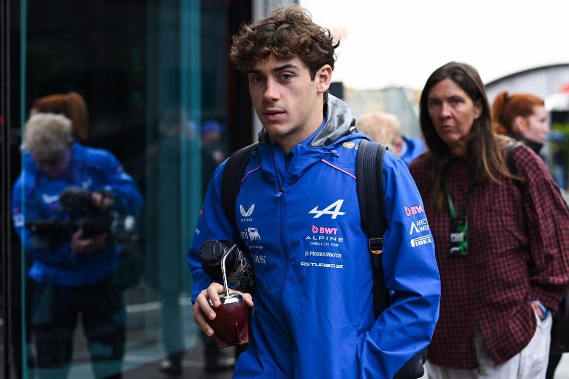 Fãs de F1 no Brasil afirmam que 'temporada de brincadeiras se tornou temporada séria' após acordo com Franco Colapinto.