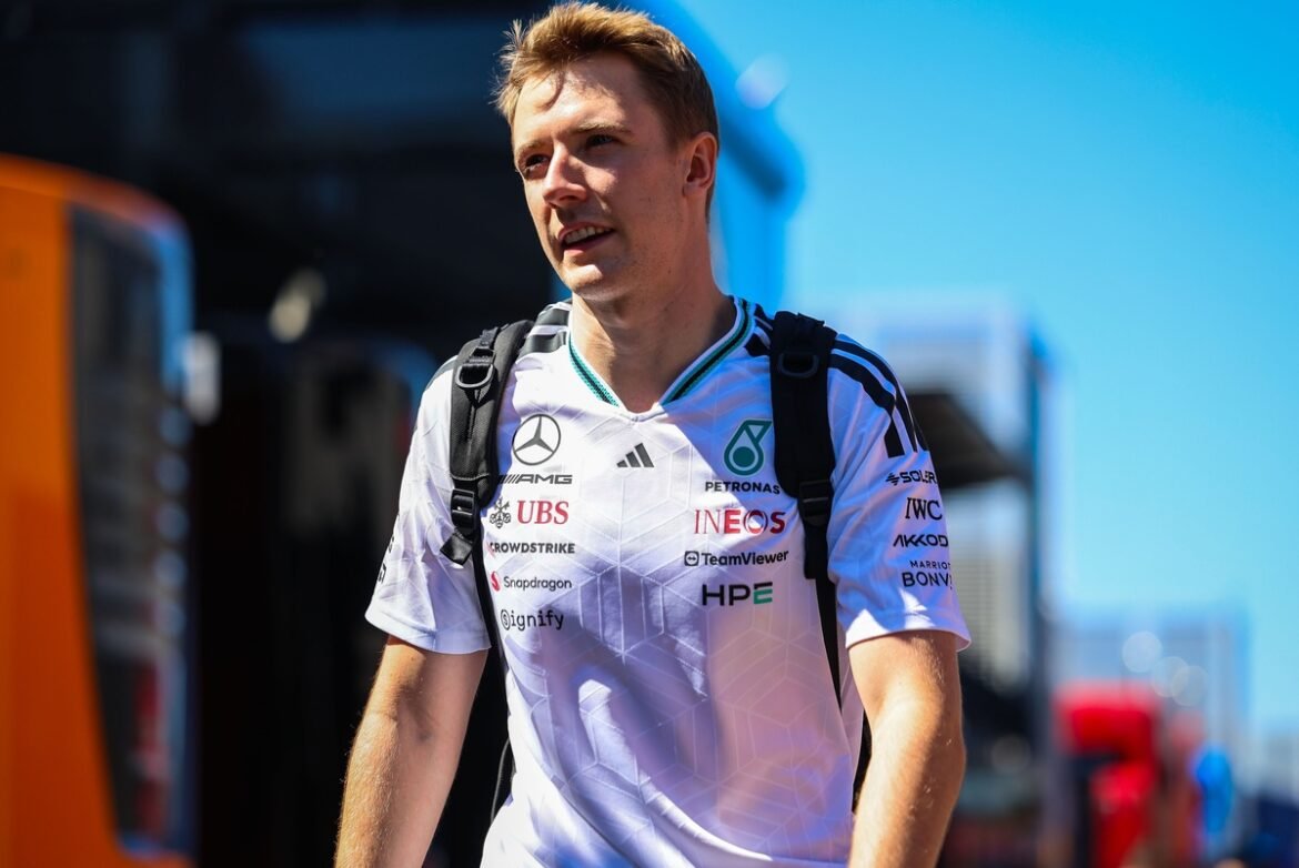 Fred Vesti encanta os fãs com apresentação do Mercedes V8 em Cingapura