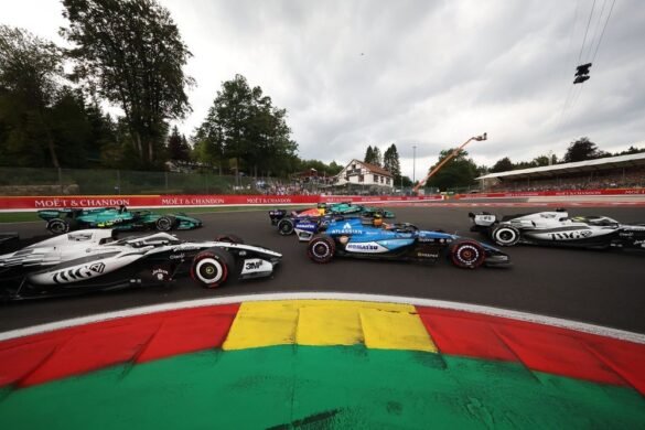 Gerenciamento de Sergio Pérez na Williams em negociações enquanto futuro de Carlos Sainz continua incerto.