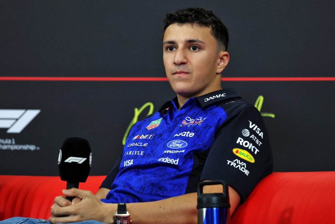 Hadjar solicita progresso da Red Bull para competir com Mercedes e Ferrari.