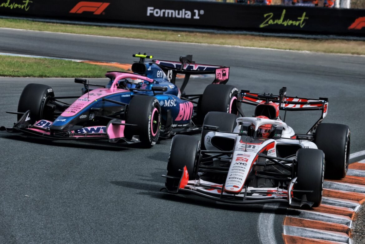 Komatsu ressalta a desvantagem da Haas na disputa de desenvolvimento para 2026.