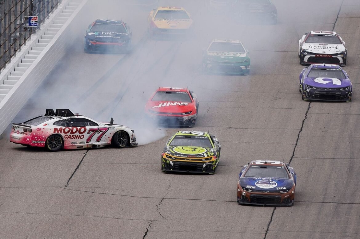 Kyle Larson acredita que Carson Hocevar causou deliberadamente a sua própria saída em New Hampshire.