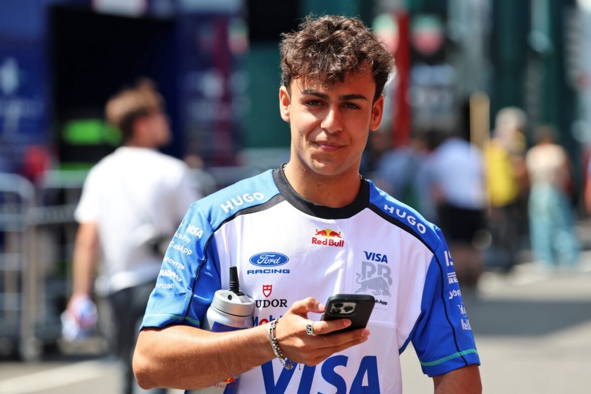 Lindblad desponta como potencial substituto de Verstappen na Red Bull.
