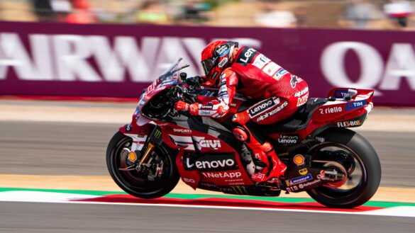 Marc Márquez revela “sem controle sobre meu braço direito” no MotoGP de Silverstone.