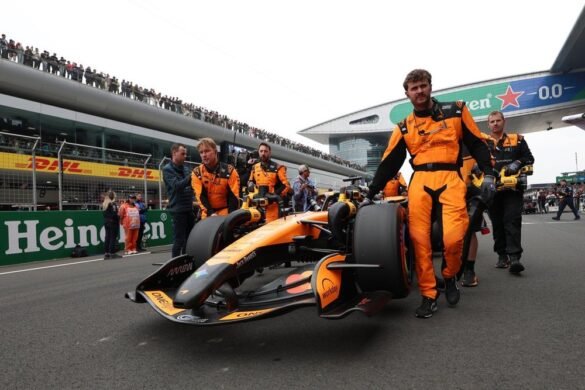 McLaren começa em desvantagem, mas avança rapidamente