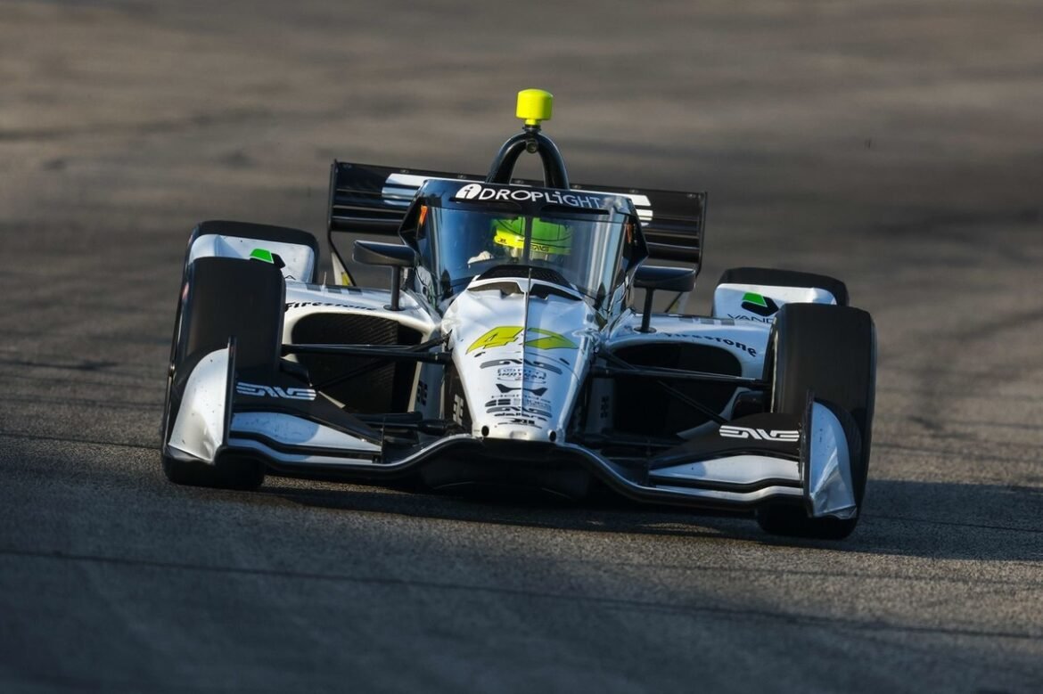Mick Schumacher e Romain Grosjean conversam na área dos boxes após colisão em Milwaukee