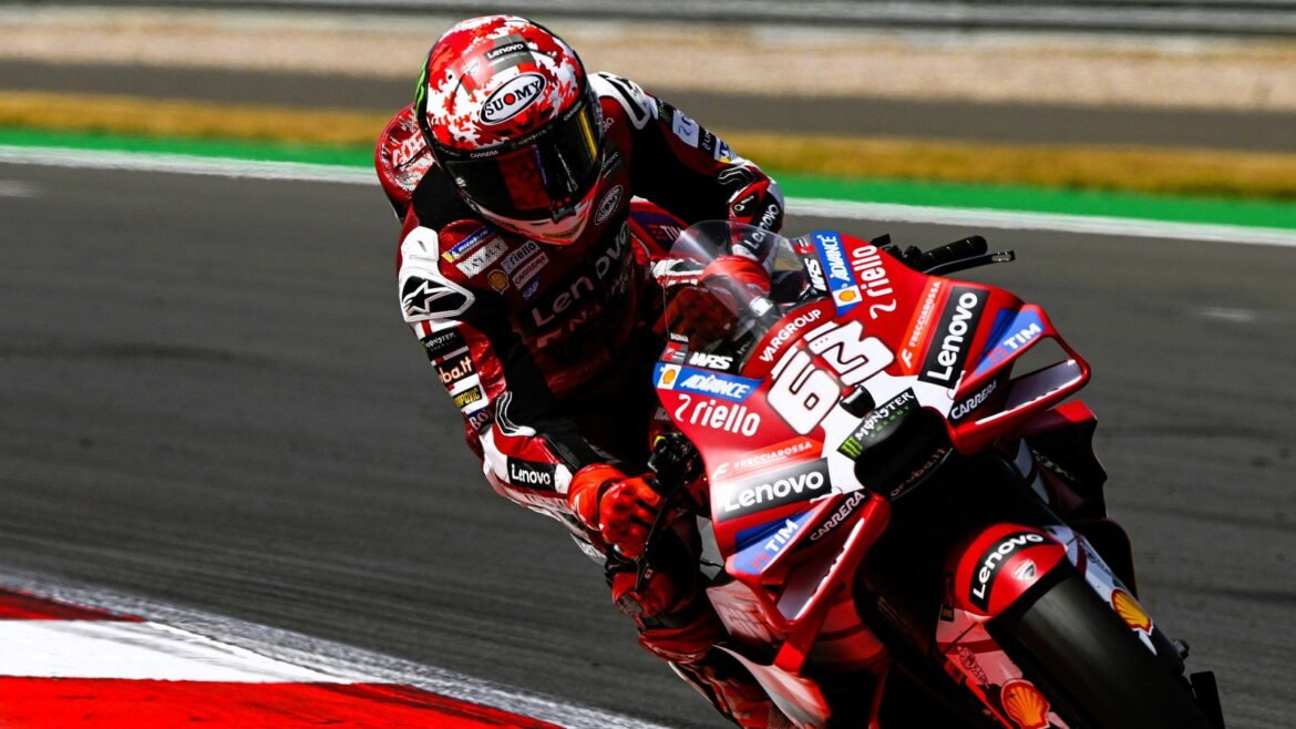 "Não consegui baixar meu joelho" - Pecco Bagnaia conta sobre a surpreendente corrida sprint do MotoGP em Silverstone.