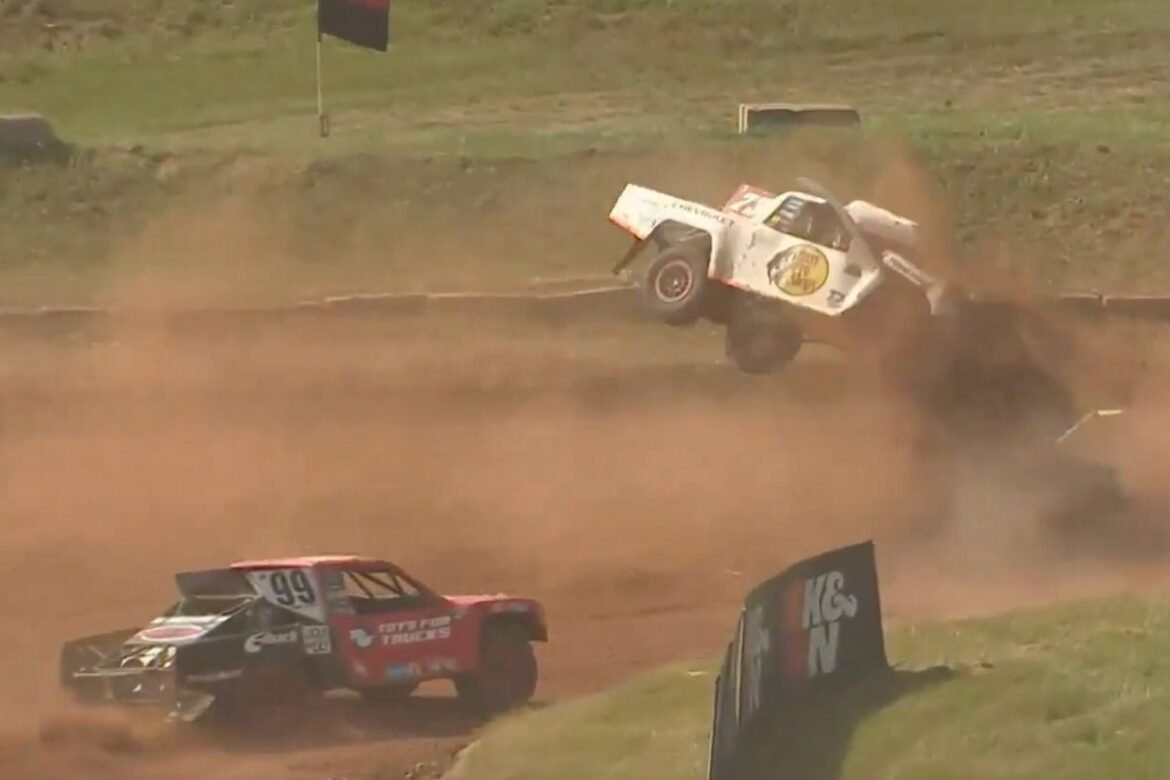 O neto de Dale Earnhardt, Wyatt Miller, capota de forma impressionante em um acidente, mas consegue sair dirigindo.