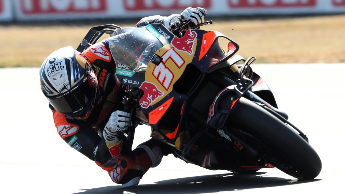 Pedro Acosta opina sobre a nova versão do design do fone de ouvido para rádio da MotoGP.