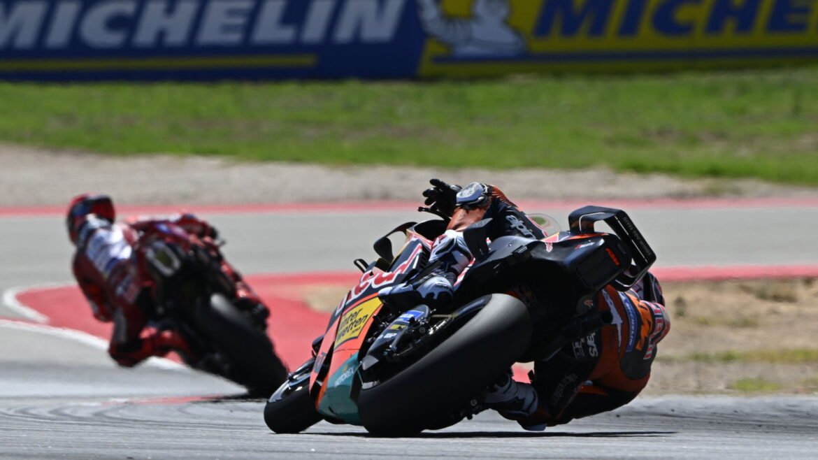 Pedro Acosta pilotando de forma "insana" no MotoGP de Aragão, "um verdadeiro fôlego" para a KTM.