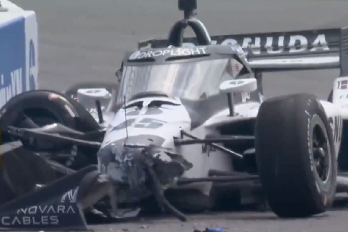 Piloto Louis Foster sofre acidente na corrida de IndyCar em Markham