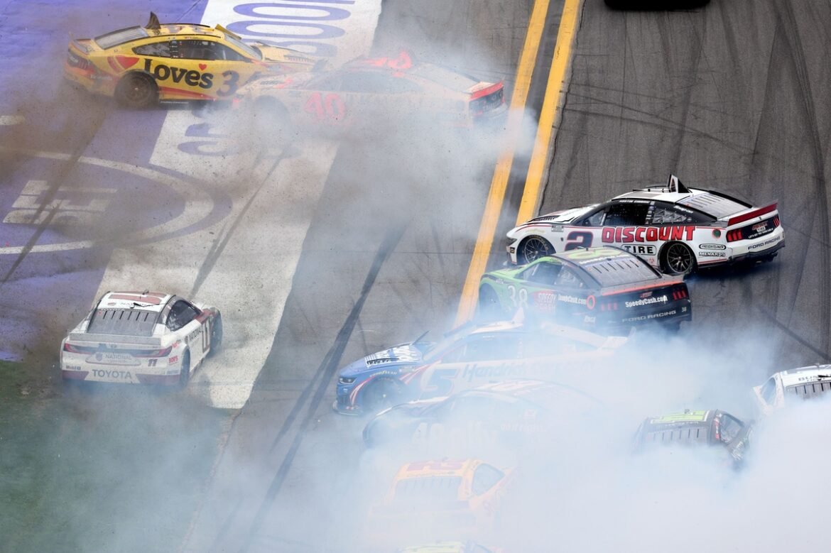Pilotos da NASCAR buscam a ajuda dos 'deuses da velocidade' em Daytona