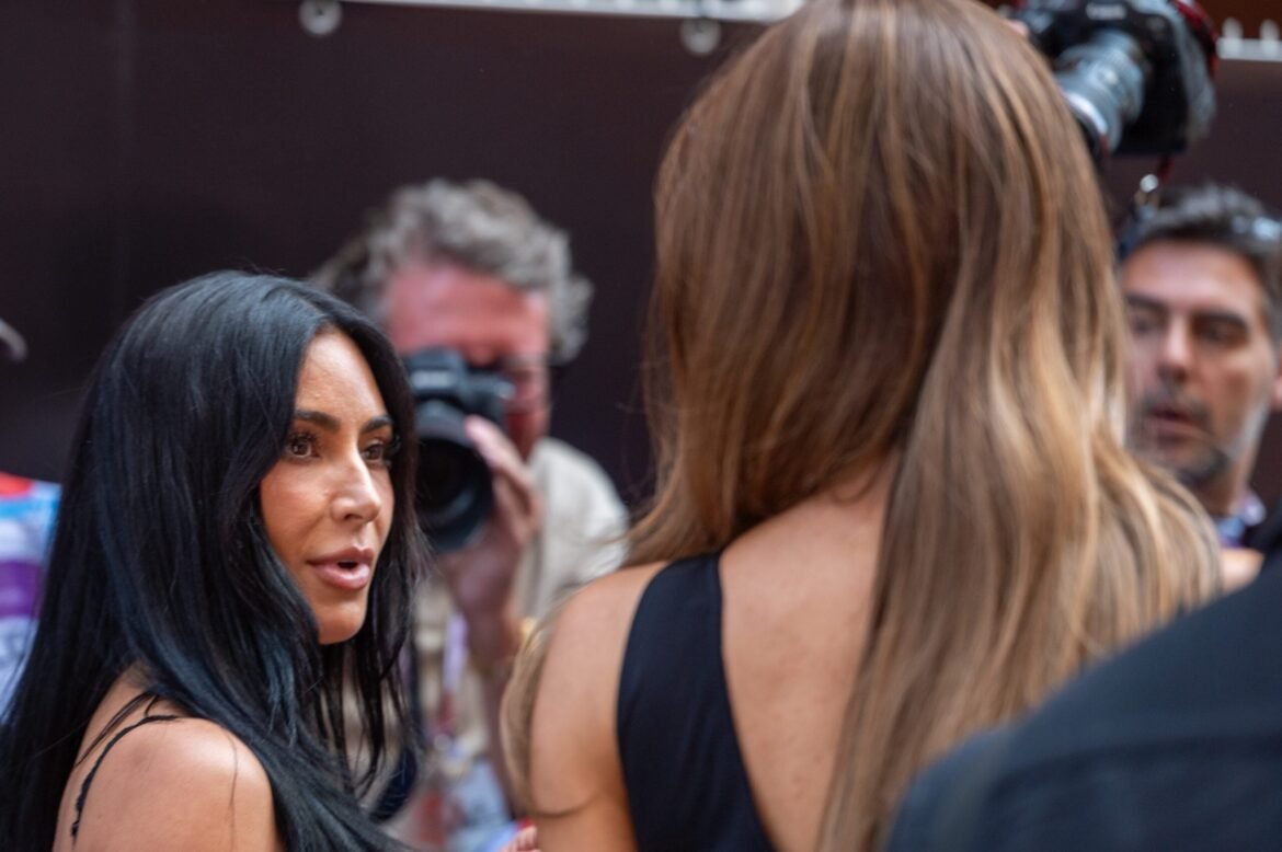 Polícia é acionada após invasão na residência de Kim Kardashian, parceira de Hamilton.
