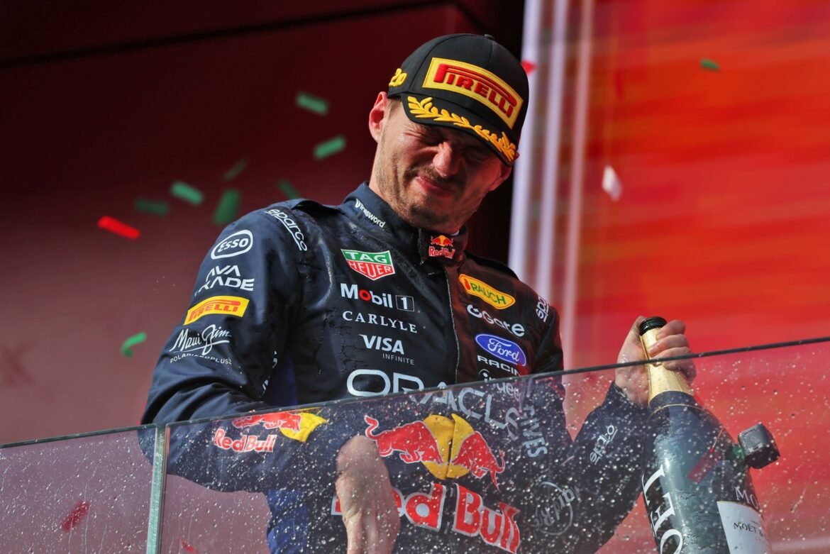 Red Bull divulga renovação do contrato de Verstappen até 2030.