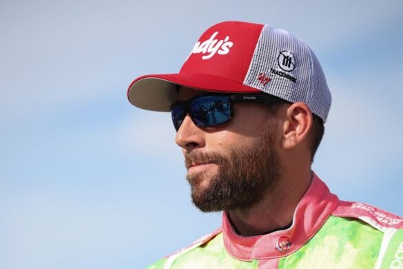 Ross Chastain demonstra a velocidade que um carro de segurança Chevrolet Corvette pode atingir em Bristol.
