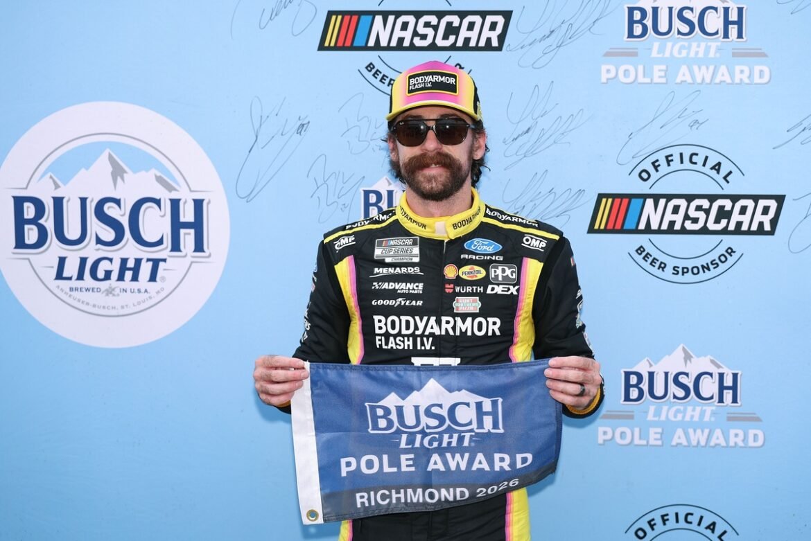 Ryan Blaney conquista a pole position.