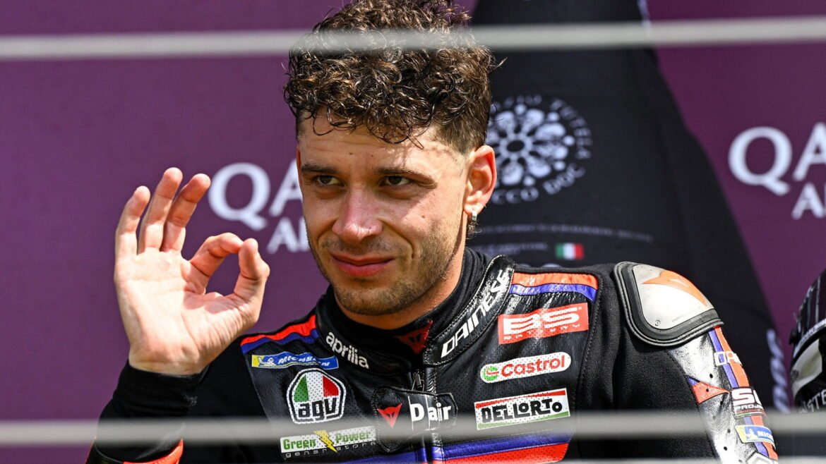 “Sem a necessidade de vencer a todo custo” - Aprilia explica a nova abordagem de Marco Bezzecchi na MotoGP.