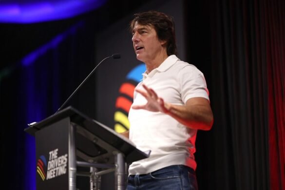 Tom Cruise fala com os pilotos da NASCAR na reunião da garagem em Daytona sobre Dias de Trovão 2.