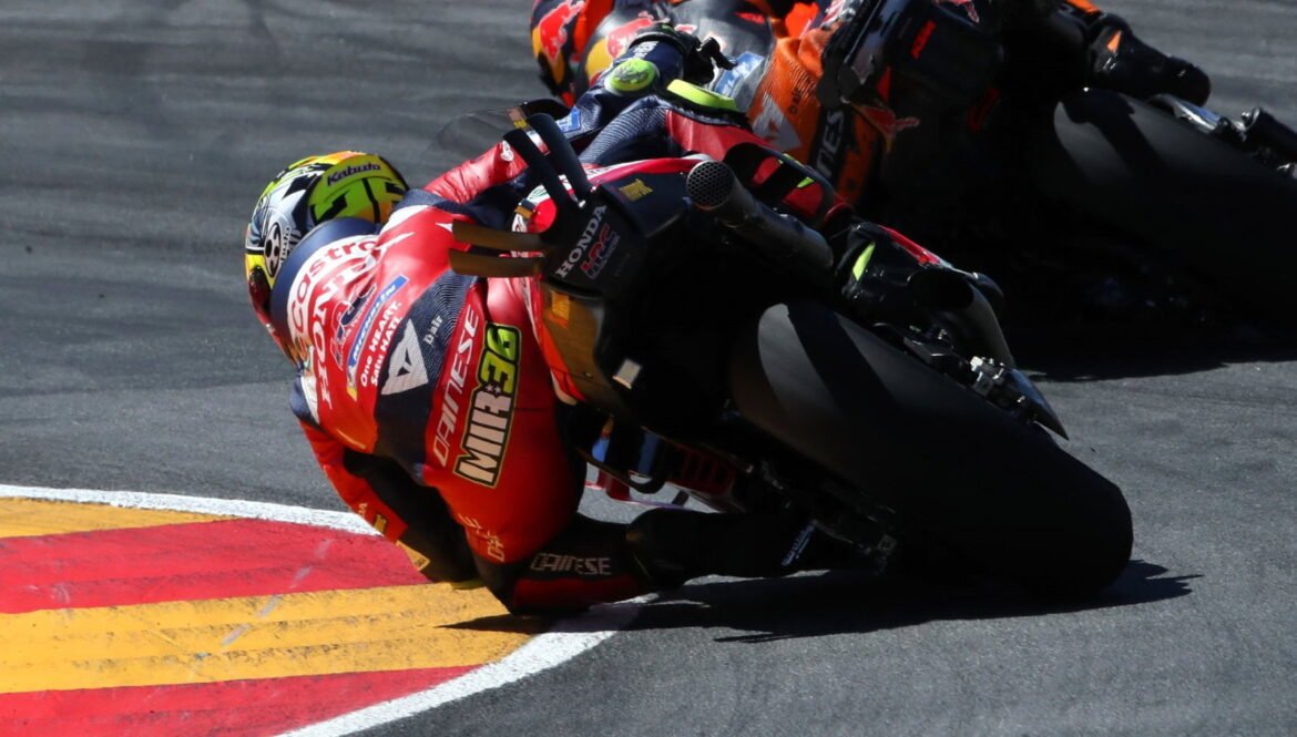 Uma grande confusão - Incidentes inesperados abalam a volta de abertura do Sprint do MotoGP de Aragon.