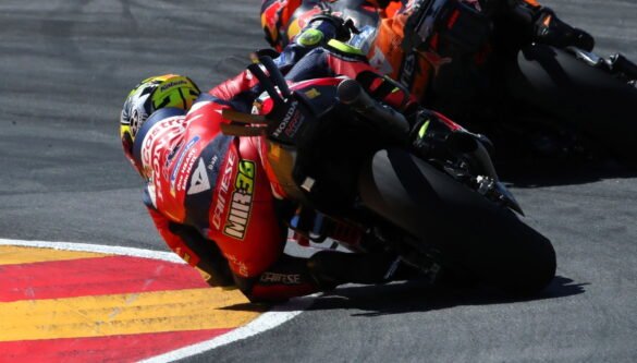 Uma grande confusão - Incidentes inesperados abalam a volta de abertura do Sprint do MotoGP de Aragon.