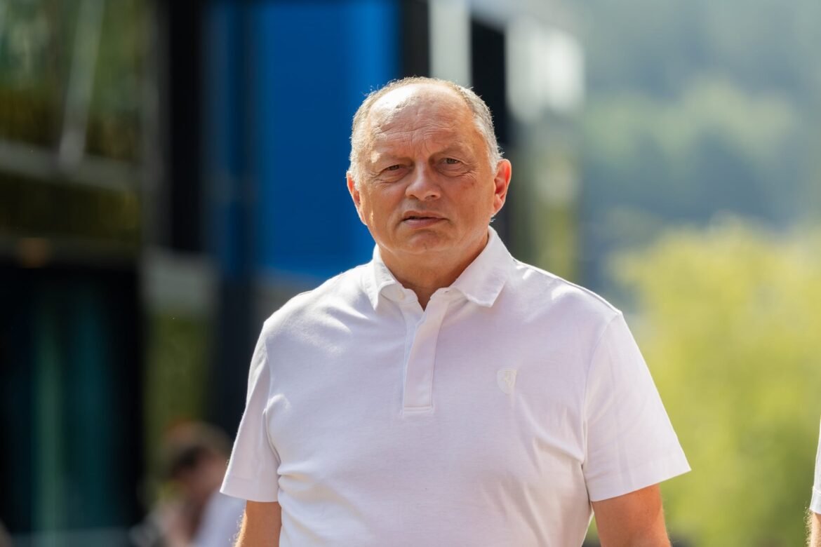 Vasseur determina diretrizes para Hamilton e Leclerc na Ferrari.