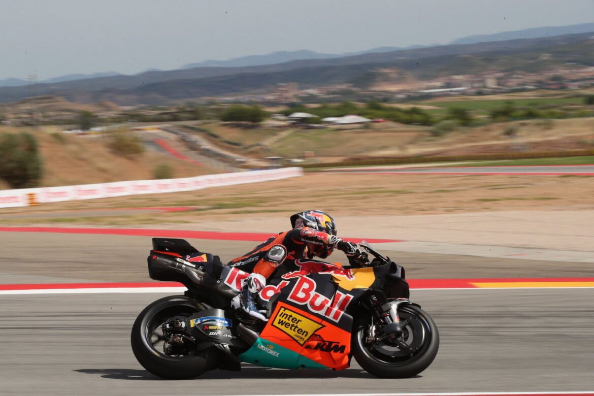 "É difícil" - Piloto da KTM na MotoGP destaca os pontos fortes de Pedro Acosta.