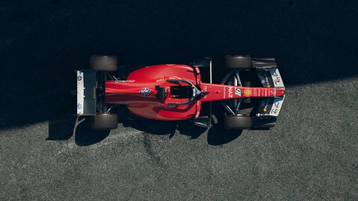 Ferrari altera o design do SF-26 em tributo a Schumacher durante o GP da Itália.