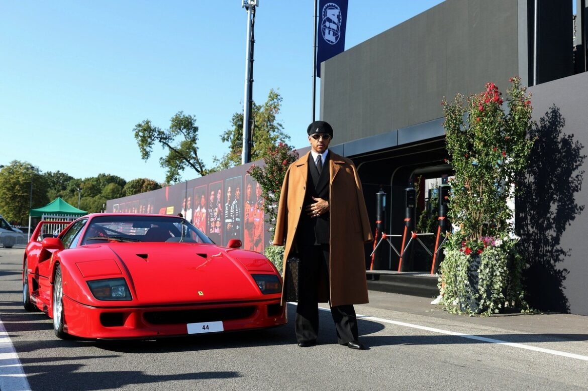 Lewis Hamilton chama a atenção com sua chegada a Monza em uma "sonhada" Ferrari F40 antes do GP da Itália