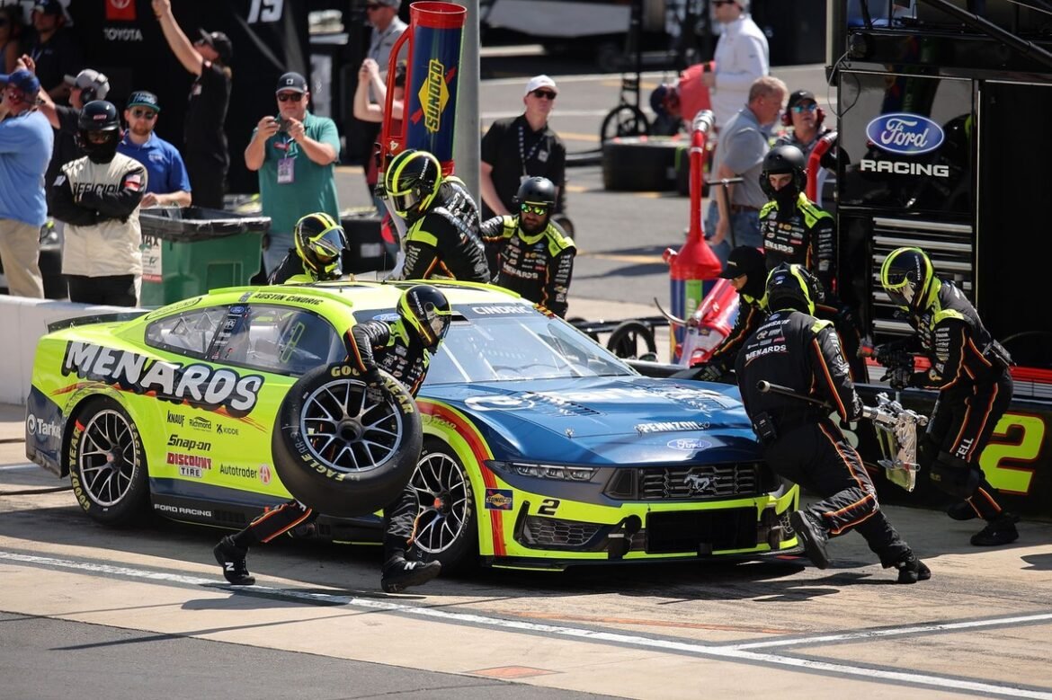 Ryan Blaney e Austin Cindric comentam sobre a troca de equipe de pit da Penske.